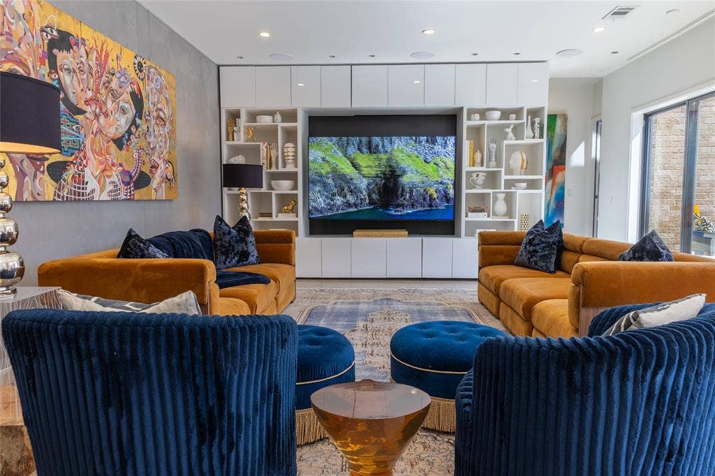2010 Mcmillan Avenue, Dallas, TX 75206 Large Great Room with view out to the pool area