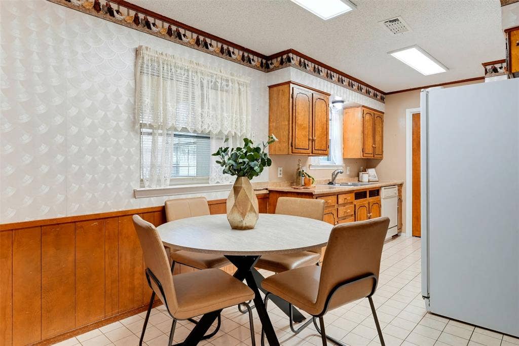 6616 Summertime Lane, Watauga, TX 76148