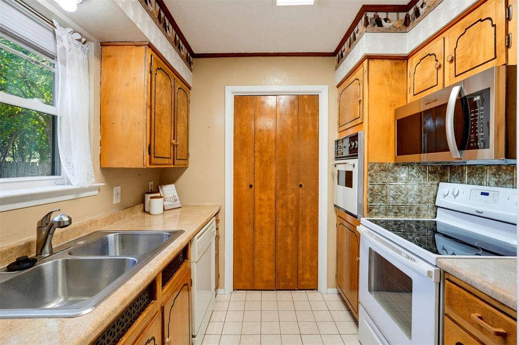6616 Summertime Lane, Watauga, TX 76148