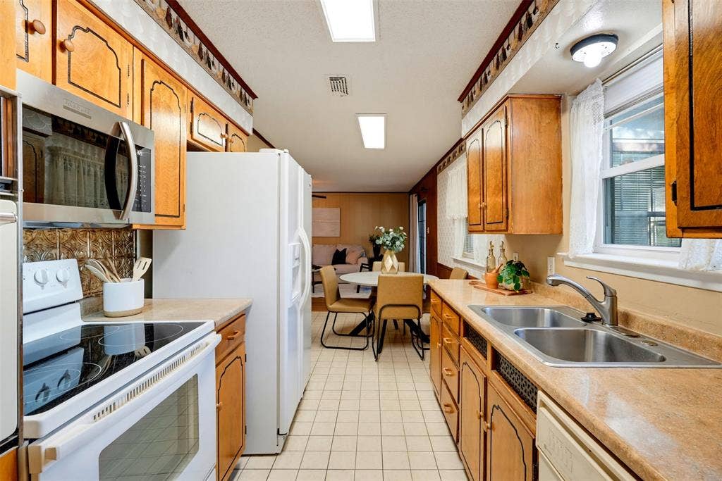 6616 Summertime Lane, Watauga, TX 76148