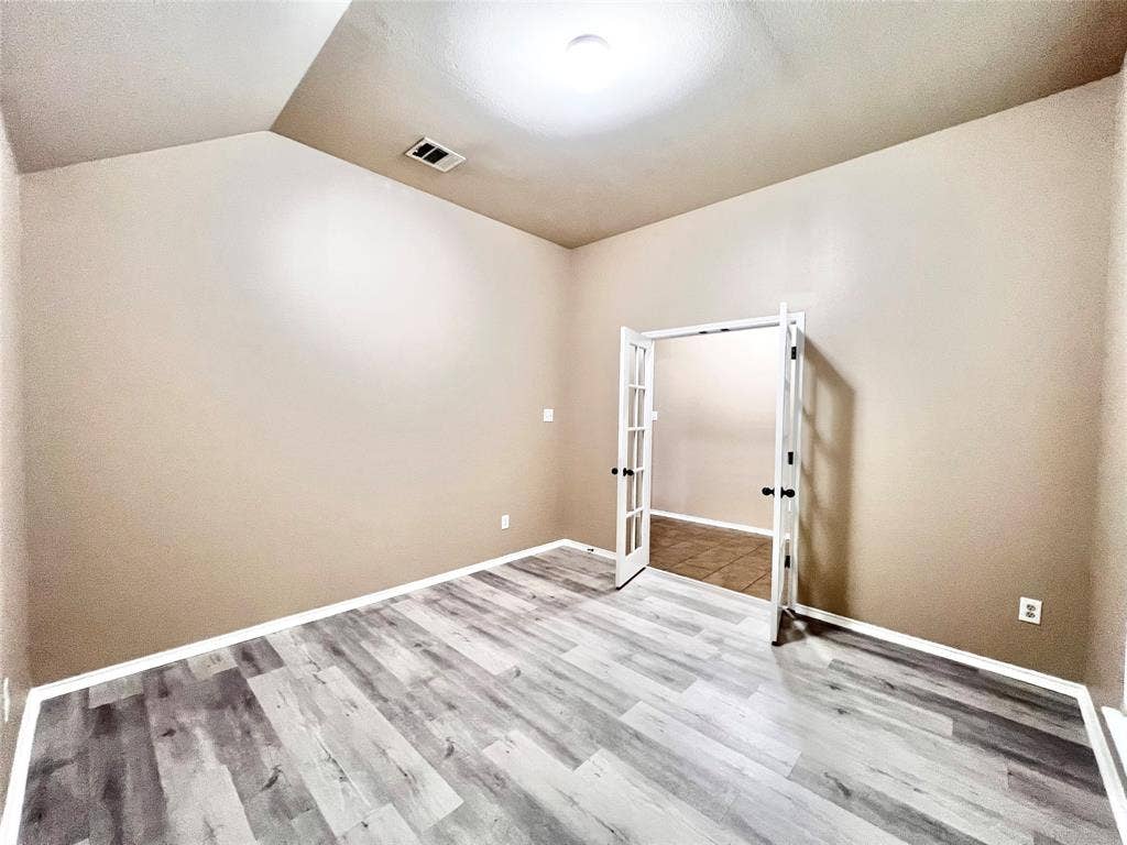 5204 Bear Valley Drive, McKinney, TX 75071 Vaulted ceiling with a flush-mount light fixture