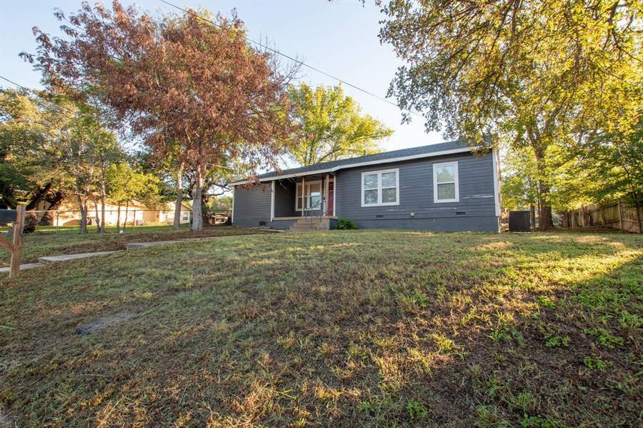 Property photo for 605 S Summer Street, Lampasas, TX