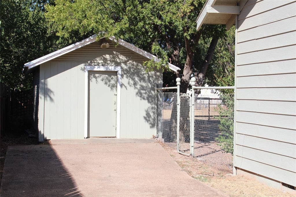 231 N 5th Avenue, Munday, TX 76371