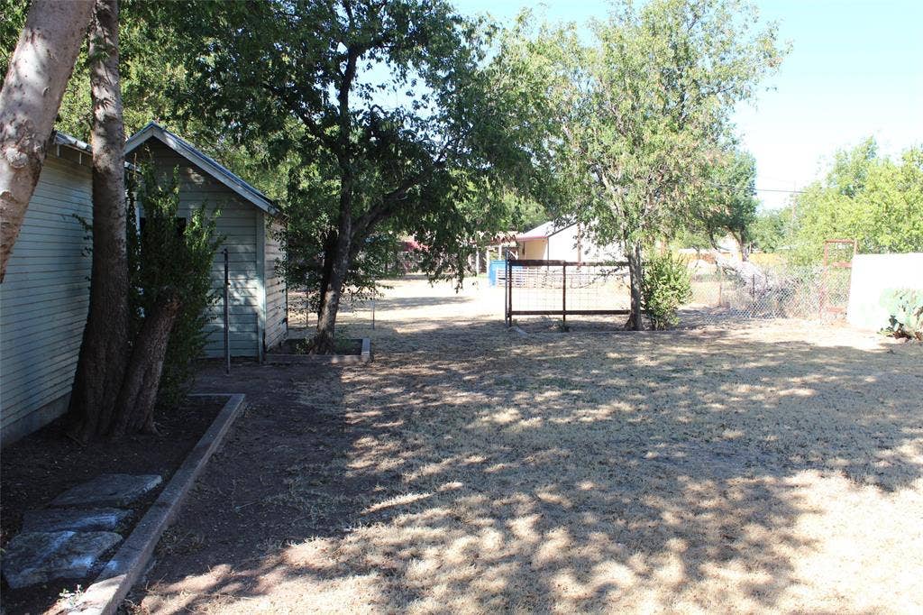 231 N 5th Avenue, Munday, TX 76371