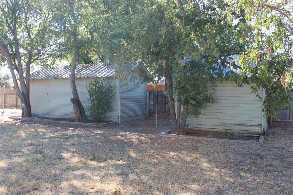 231 N 5th Avenue, Munday, TX 76371