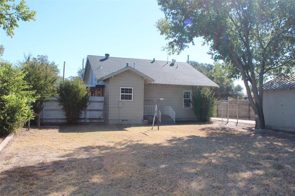 231 N 5th Avenue, Munday, TX 76371