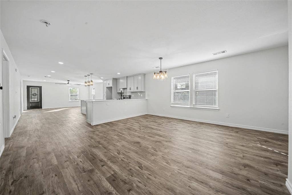 703 N Dwight Avenue, Dallas, TX 75211 /