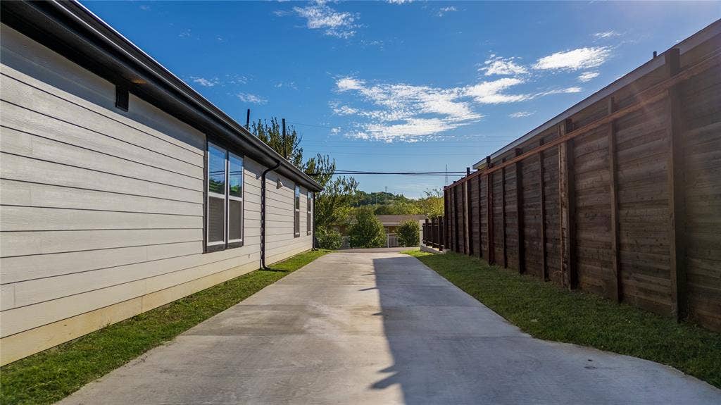 703 N Dwight Avenue, Dallas, TX 75211 703 N Dwight Avenue, Dallas, TX 75211