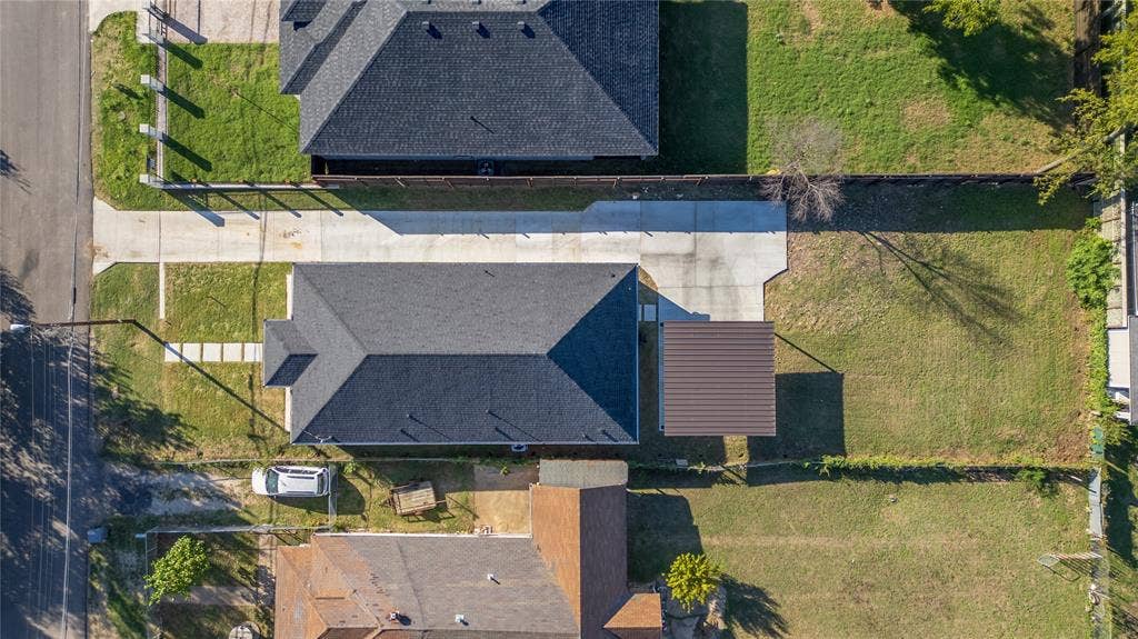 703 N Dwight Avenue, Dallas, TX 75211 703 N Dwight Avenue, Dallas, TX 75211