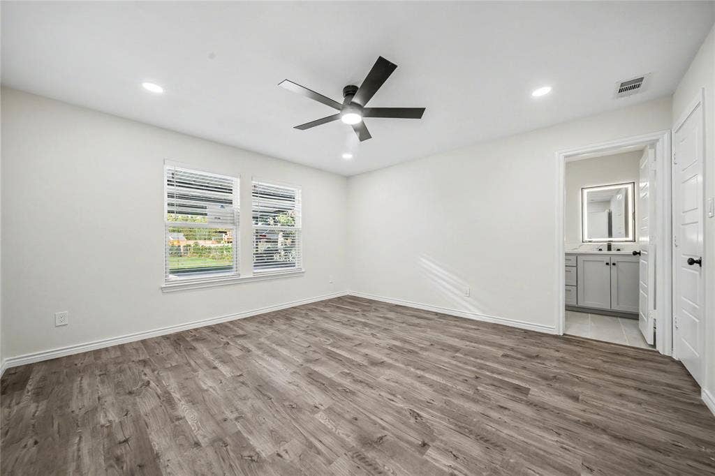 703 N Dwight Avenue, Dallas, TX 75211 703 N Dwight Avenue, Dallas, TX 75211