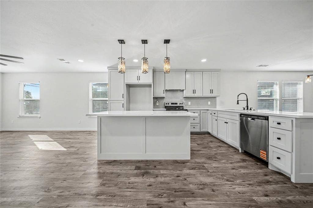 703 N Dwight Avenue, Dallas, TX 75211 703 N Dwight Avenue, Dallas, TX 75211