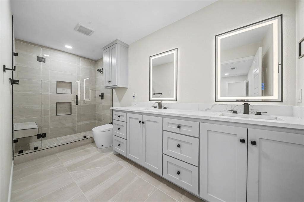 703 N Dwight Avenue, Dallas, TX 75211 703 N Dwight Avenue, Dallas, TX 75211