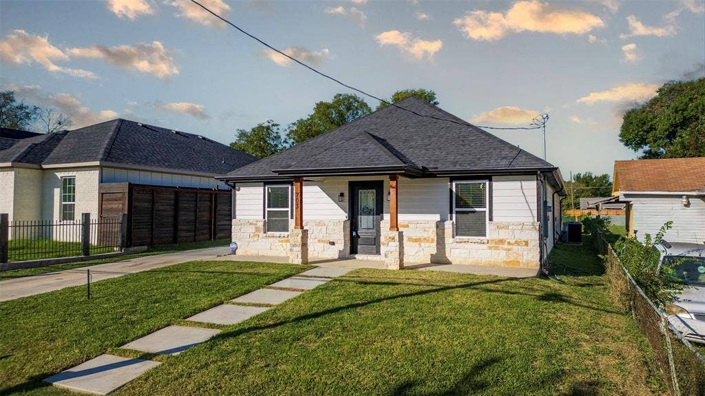 703 N Dwight Avenue, Dallas, TX 75211 703 N Dwight Avenue, Dallas, TX 75211
