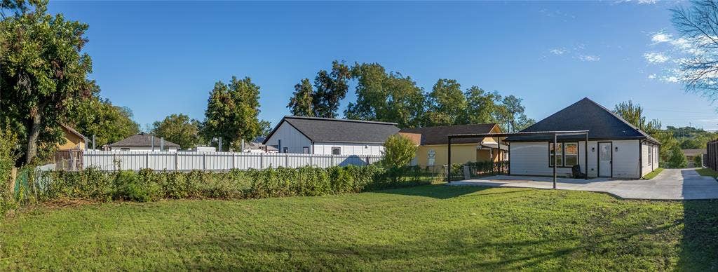 703 N Dwight Avenue, Dallas, TX 75211 703 N Dwight Avenue, Dallas, TX 75211
