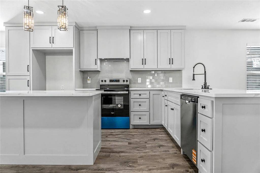 703 N Dwight Avenue, Dallas, TX 75211 703 N Dwight Avenue, Dallas, TX 75211
