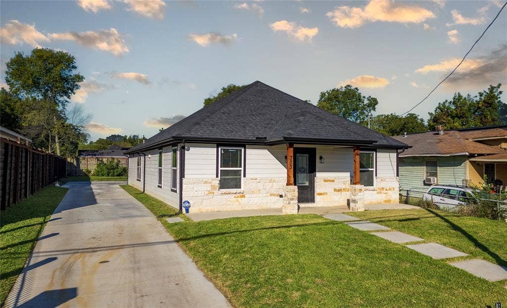 703 N Dwight Avenue, Dallas, TX 75211 703 N Dwight Avenue, Dallas, TX 75211