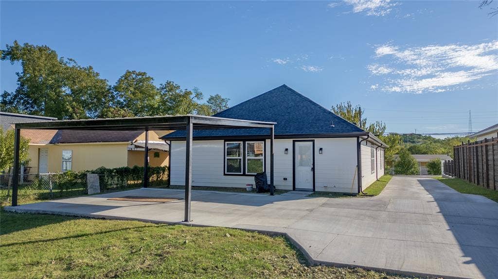703 N Dwight Avenue, Dallas, TX 75211 703 N Dwight Avenue, Dallas, TX 75211