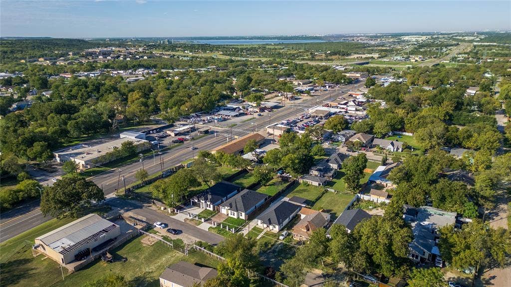 703 N Dwight Avenue, Dallas, TX 75211 703 N Dwight Avenue, Dallas, TX 75211
