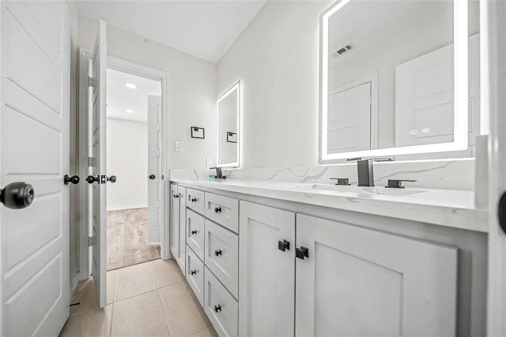 703 N Dwight Avenue, Dallas, TX 75211 703 N Dwight Avenue, Dallas, TX 75211