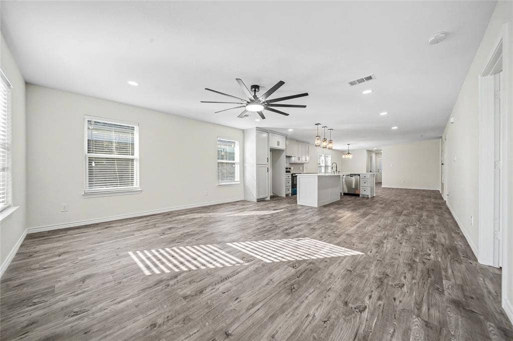 703 N Dwight Avenue, Dallas, TX 75211 ? -