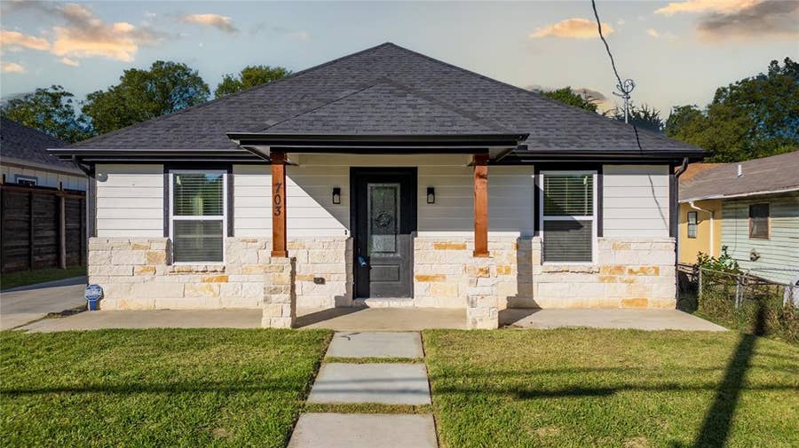 Property photo for 703 N Dwight Avenue, Dallas, TX