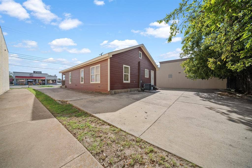 1738 W Avenue, Corsicana, TX 75110