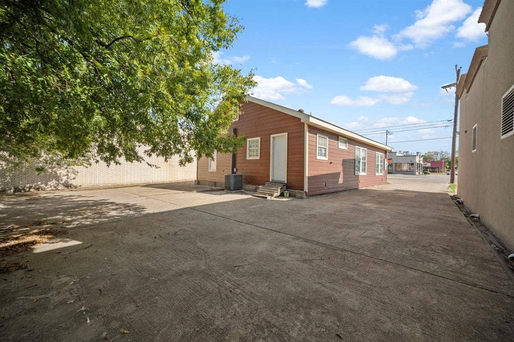 1738 W Avenue, Corsicana, TX 75110