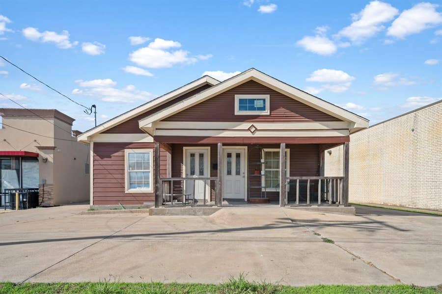 Property photo for 1738 W Avenue, Corsicana, TX