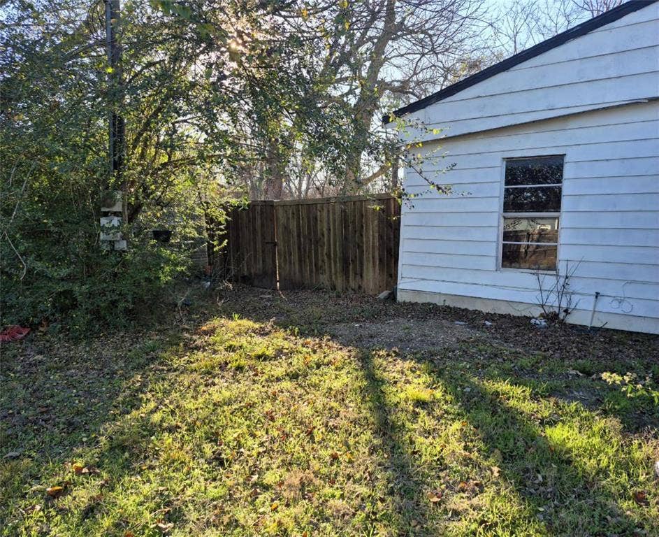 Wood privacy fence