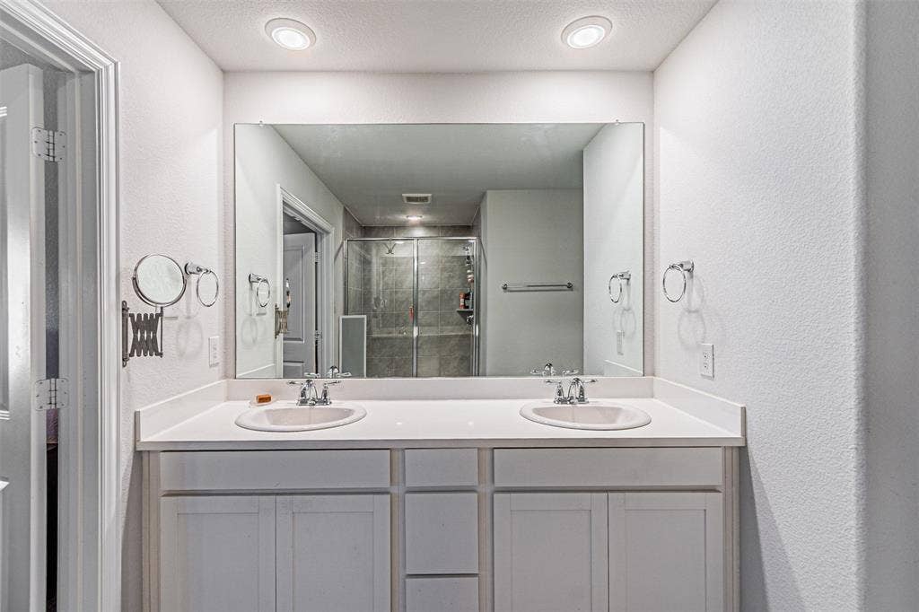 805 Tennessee Drive, Euless, TX 76040 Double Sinks and lots of counterspace in Primary bathroom