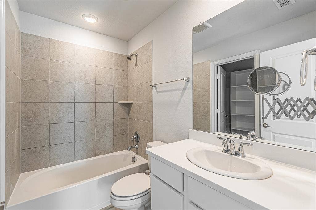 805 Tennessee Drive, Euless, TX 76040 Ensuite Bathroom for Secondary Bedroom on 3rd floor