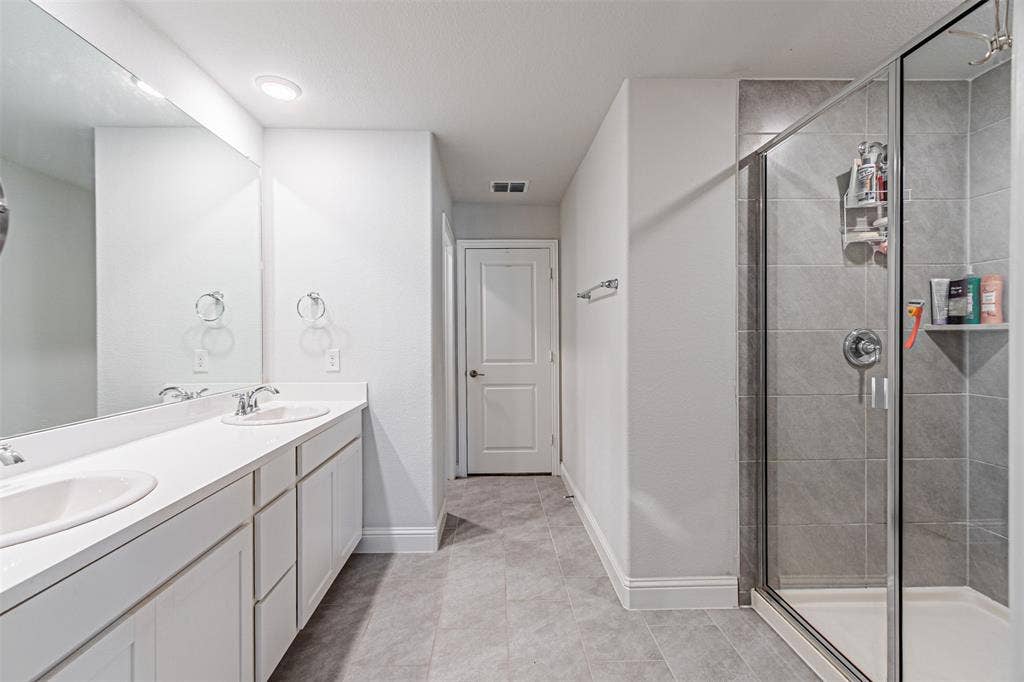 805 Tennessee Drive, Euless, TX 76040 Primary Bathroom