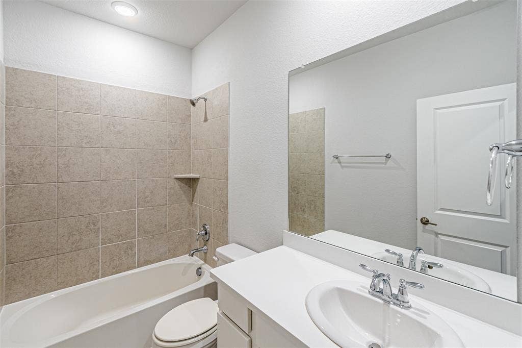 805 Tennessee Drive, Euless, TX 76040 Hall Bathroom on 2nd floor