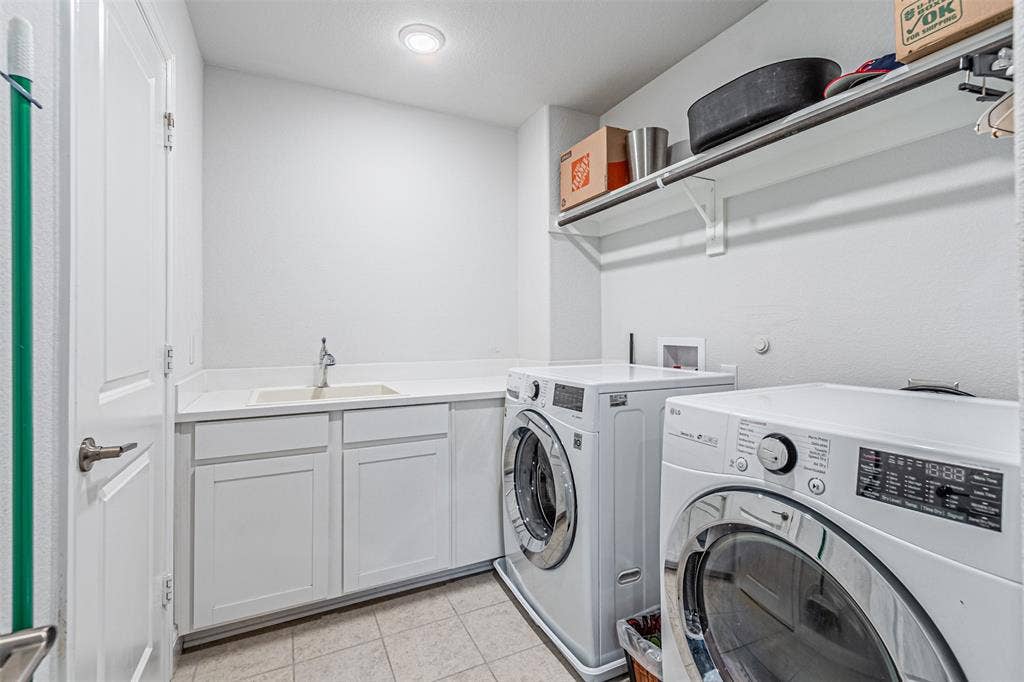 805 Tennessee Drive, Euless, TX 76040 Spacious Utility Room on 3rd Floor