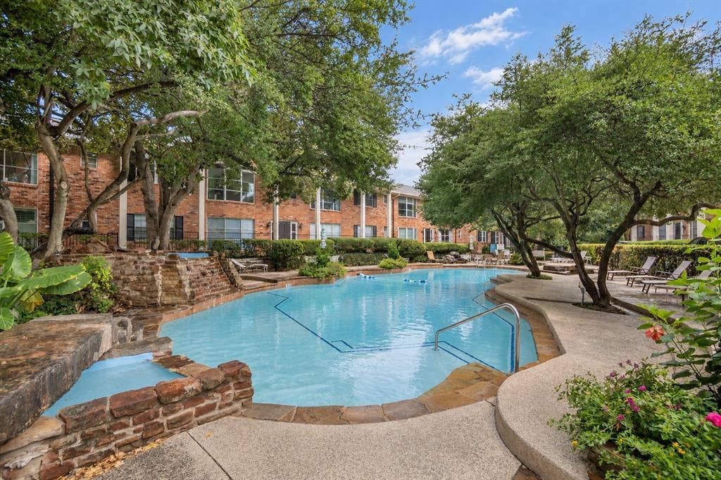 5005 Cedar Springs Road, #A, Dallas, TX 75235 Outdoor swimming pool with integrated spa and rock waterfall feature