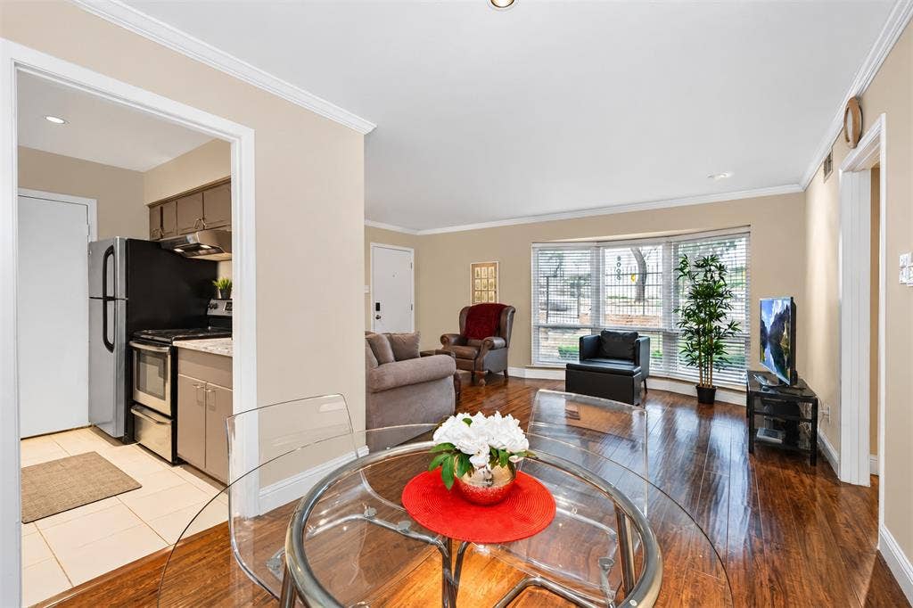 5005 Cedar Springs Road, #A, Dallas, TX 75235 Hardwood-finish flooring, coved ceilings, and a bay window in the living area