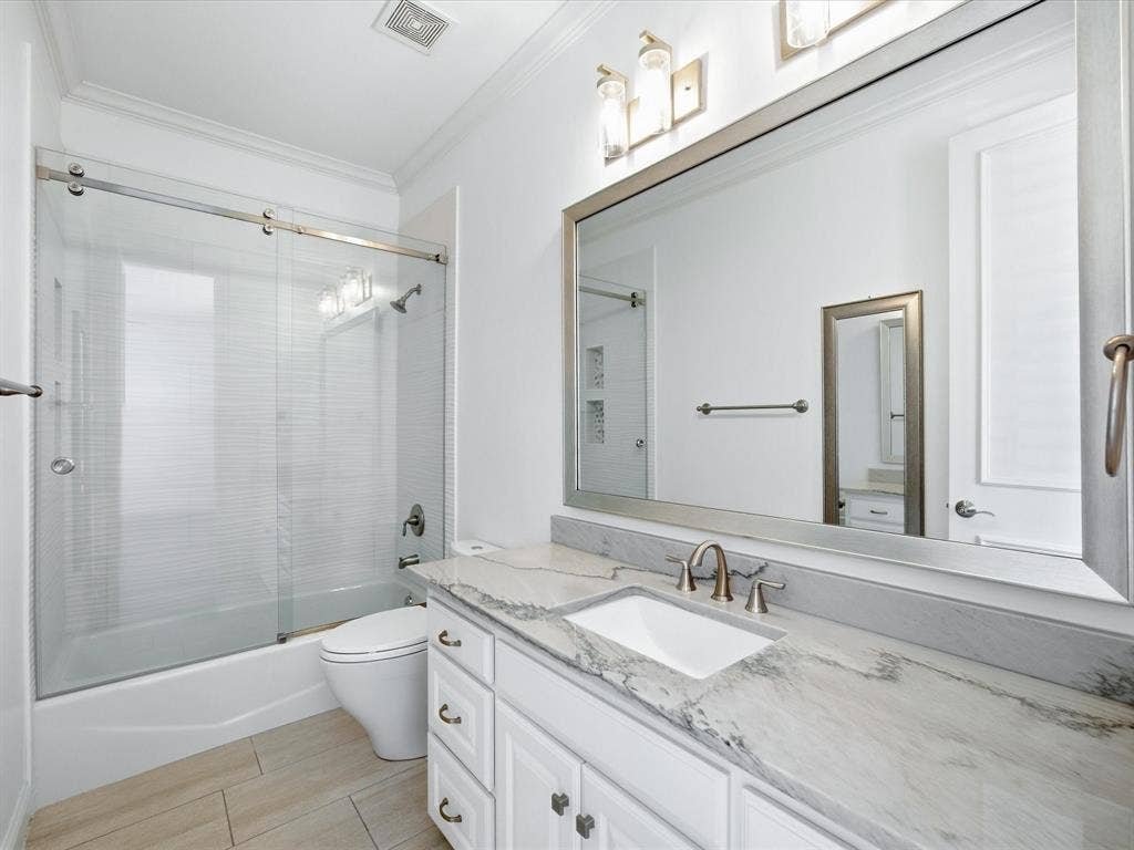 163 Summit Avenue, Southlake, TX 76092 BEDROOM 2 ENSUITE BATH....