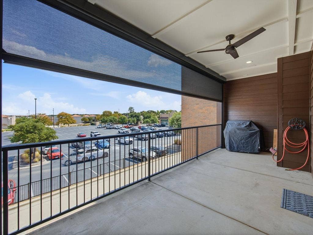 163 Summit Avenue, Southlake, TX 76092 WONDERFUL MOTARIZED SCREEN....