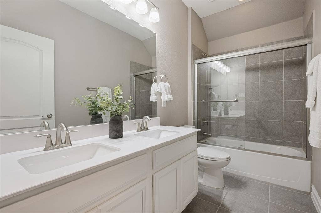Secondary bathroom downstairs.