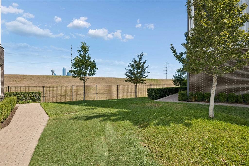 381 E Greenbriar Lane, #1001, Dallas, TX 75203 Additional Dog Friendly Community Areas