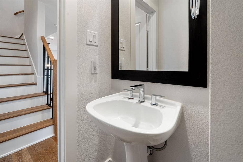 381 E Greenbriar Lane, #1001, Dallas, TX 75203 Powder Bath