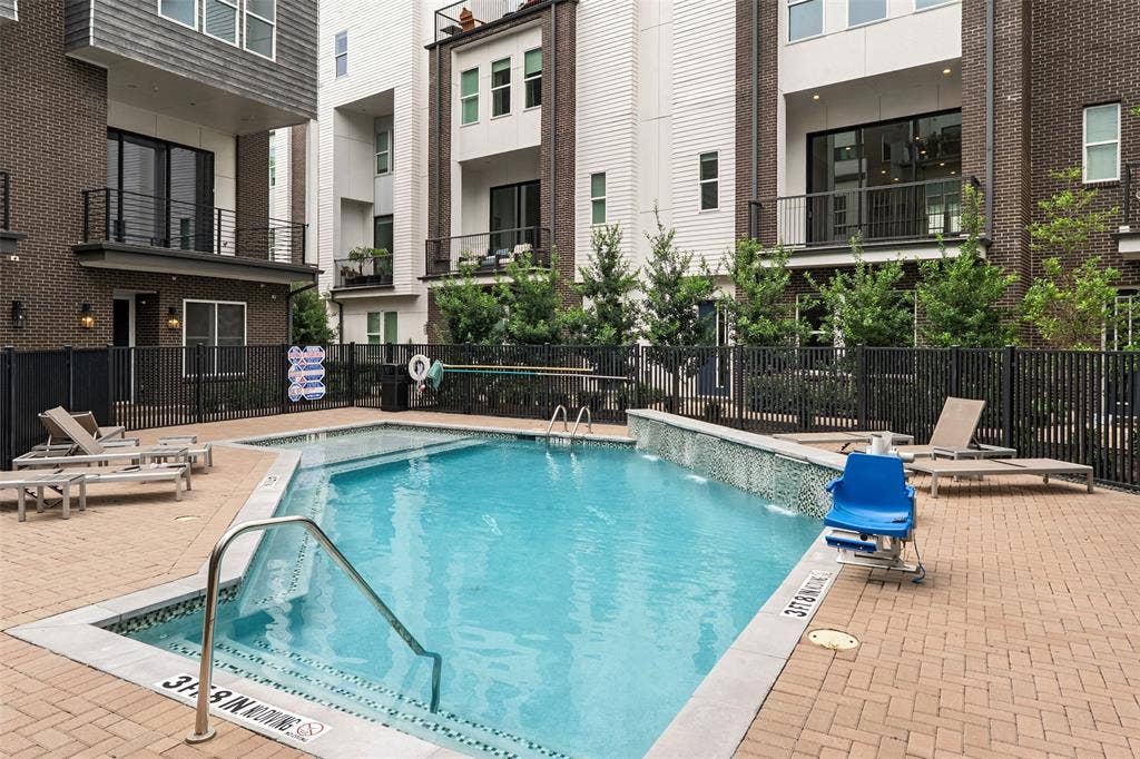 381 E Greenbriar Lane, #1001, Dallas, TX 75203 Community Pool