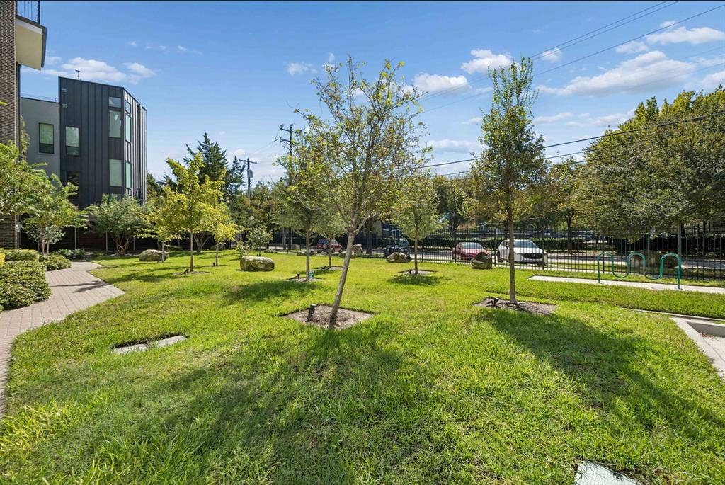 381 E Greenbriar Lane, #1001, Dallas, TX 75203 Rare Guest Parking and Dog Friendly Community Space Areas