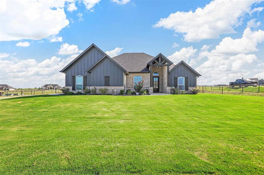 Property photo for 2071 Sunset Ridge Drive, Weatherford, TX