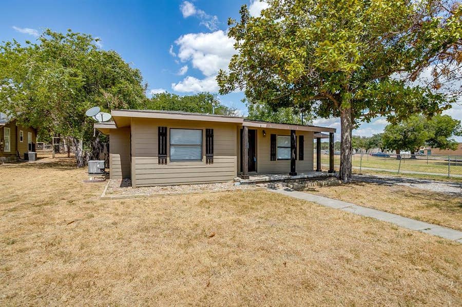 Property photo for 913 Jameson Street, Weatherford, TX