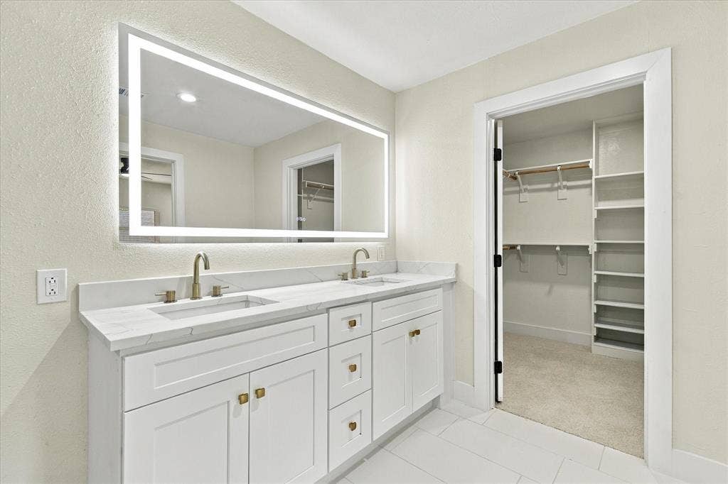 Neutral-toned walls, recessed lighting, and a modern ceiling fan