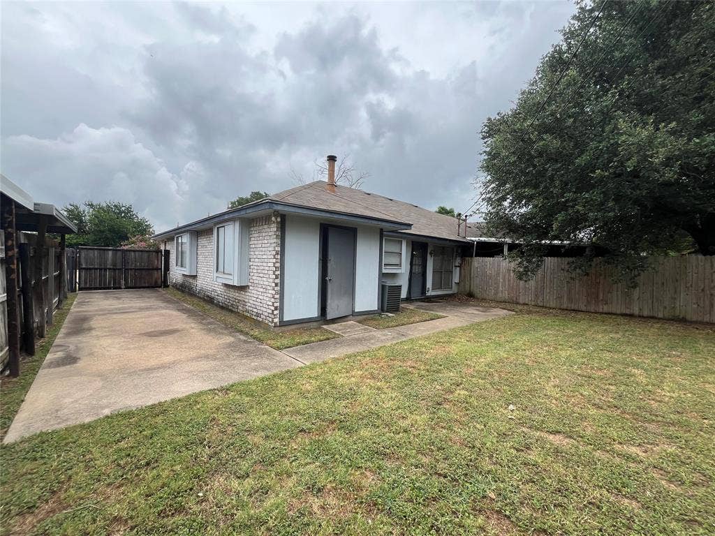 724 Ballard Street, Cedar Hill, TX 75104 Rear view of house featuring a lawn