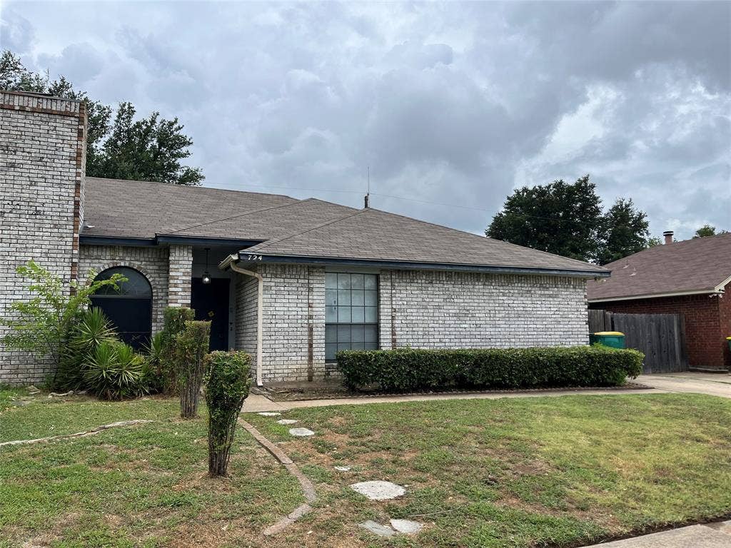 724 Ballard Street, Cedar Hill, TX 75104 Ranch-style house with a front lawn