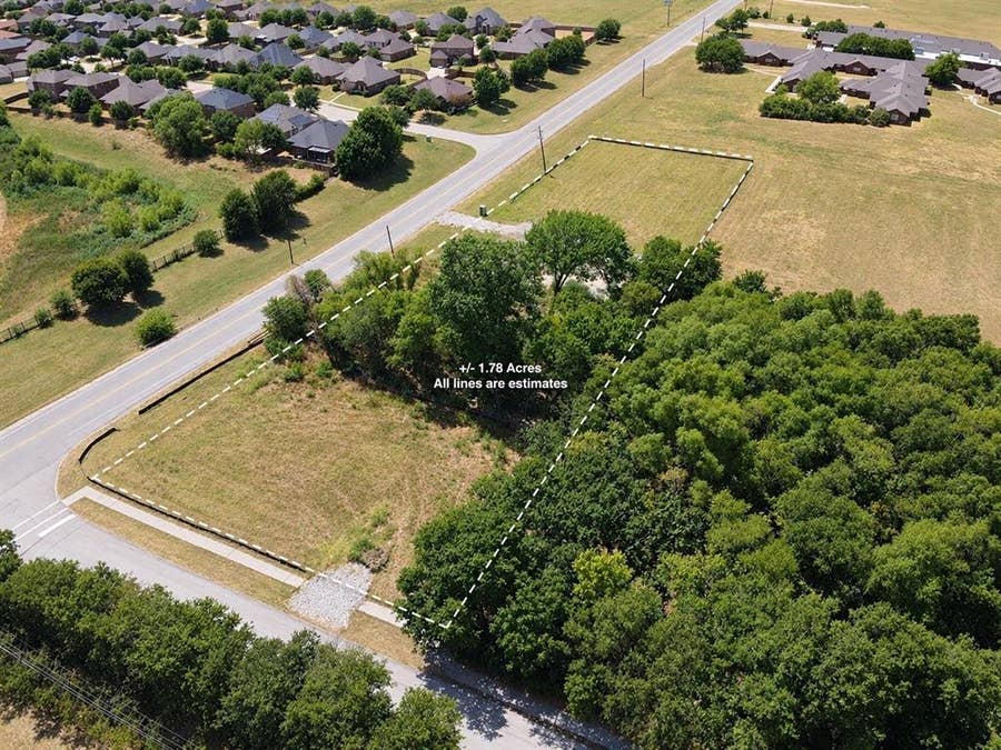 Property photo for 1124 E Parkerville Road, DeSoto, TX