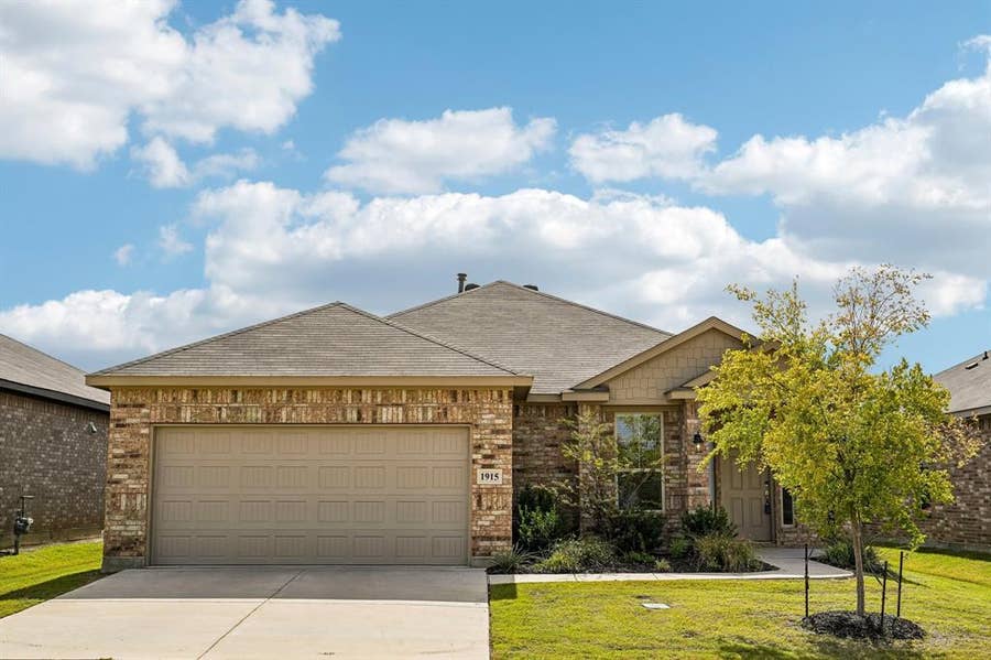 Property photo for 1915 Seminole Drive, Cleburne, TX